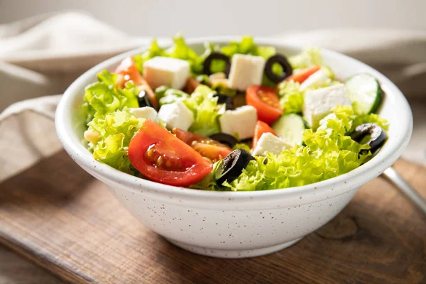 Tallrik Med God Grekisk Sallad Bordet Sallad Recept — Stockfoto