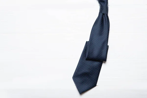 Beyaz Ahşap Arka Planda Erkek Kravatı Metin Için Yer — Stok fotoğraf