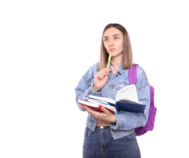 Beyaz arka planda izole edilmiş sırt çantalı düşünceli liseli kız
