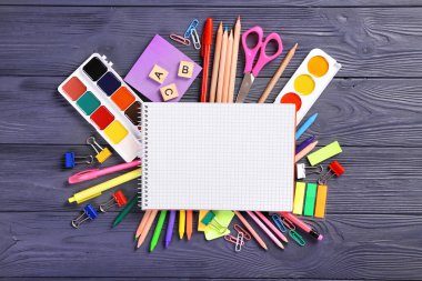 Okul defteri ve çeşitli kırtasiye malzemeleri. Eğitim kavramı