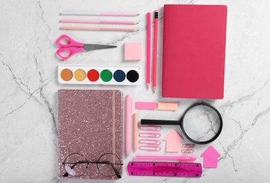 Not defteri ve parlak okul kâğıtları masanın üstünde. Yukarıdan bak. Düz yatıyordu