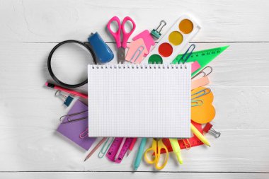 Okul defteri ve çeşitli istasyon. Eğitim konsepti.