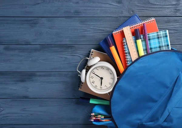 Papelaria Despertador Uma Mochila Escolar Conceito Aprendizagem Tempo Para Escola Fotografias De Stock Royalty-Free