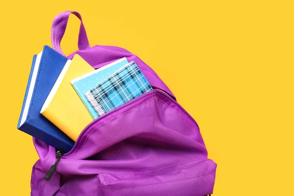 Sac Dos Scolaire Avec Bloc Notes Sur Fond Jaune Gros Photo De Stock