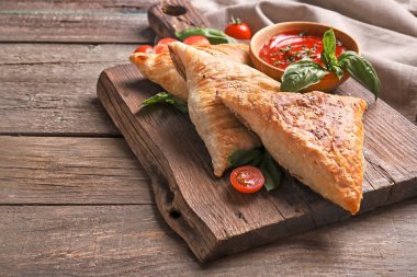 Masada lezzetli etli samosa 'lı ahşap tahta tahta.