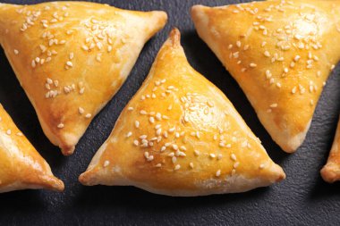 Siyah arka planda çok lezzetli bir samosa..