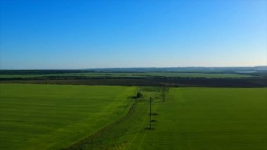 sınırsız yeşil pirinç alan resimsel hills tarafından uzak köy karşı