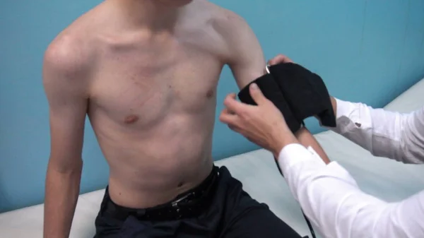 Kan basıncı ölçülüyor. Doktor ve hasta.
