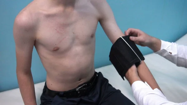 Kan basıncı ölçülüyor. Doktor ve hasta.