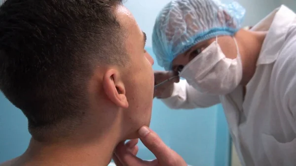 O jovem na recepção do dentista. Tratamento dentário — Fotografia de Stock