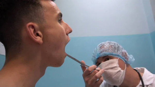 O jovem na recepção do dentista. Tratamento dentário — Fotografia de Stock