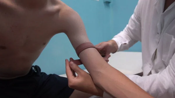 Kanamayı durdurmak için tıbbi sargı bezi Doktor kullanır