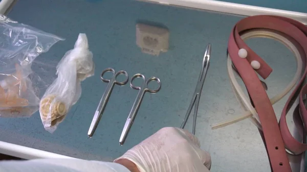 Dentista coloca o painel de ferramentas com ferramentas com as mãos em luvas — Fotografia de Stock