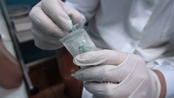 Doktor ambalaj şırıngadan ortaya çıkarır