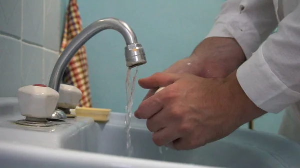 Male surgeon washes his hands before surgery — Stock Photo, Image