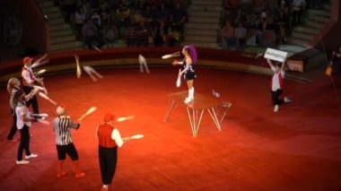 Kursk - Haziran 6: sirk performans, hokkabazlar cips ile