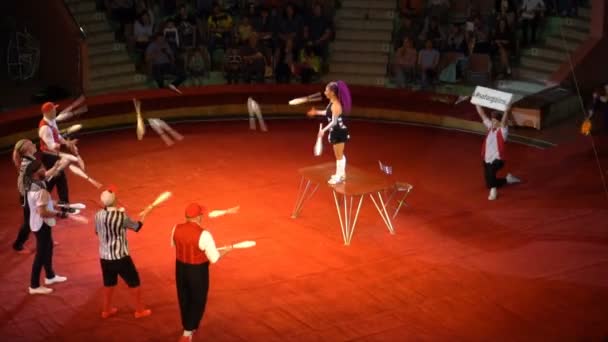 Kursk - 6 juni: circus prestaties, jongleurs met kegelen — Stockvideo