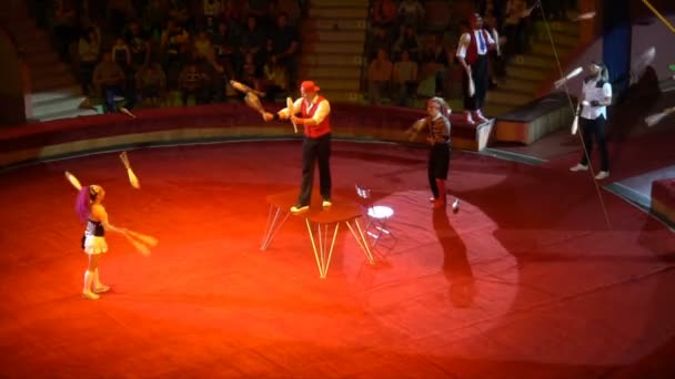 KURSK - 6 DE JUNIO: rendimiento de circo, malabaristas con skittles — Vídeos de Stock