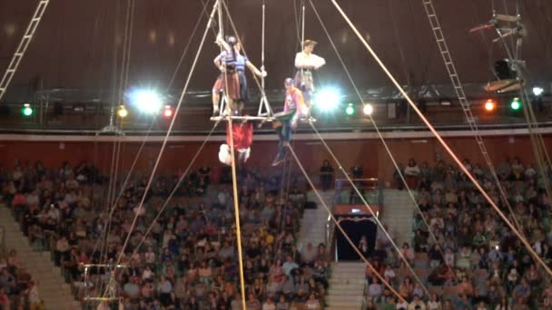 Kursk - 6 juni: cirkus prestanda antenn Balanserare — Stockvideo