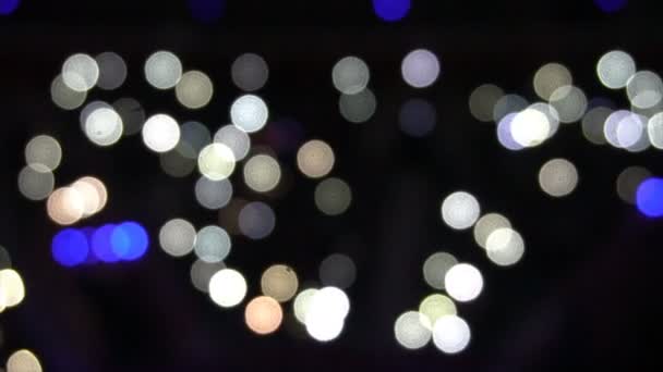 Luces de movimiento desenfocadas por la noche — Vídeo de stock