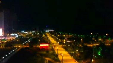kuş bakışı, parlak ışıklar bir renkli gece kent üzerinde uçan bir quadroopter ile çekim