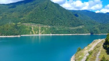 Georgia dağlarında muhteşem mavi göl