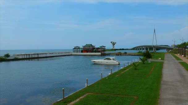 Vídeo aéreo de Playa con un barco y un hermoso puente — Vídeos de Stock