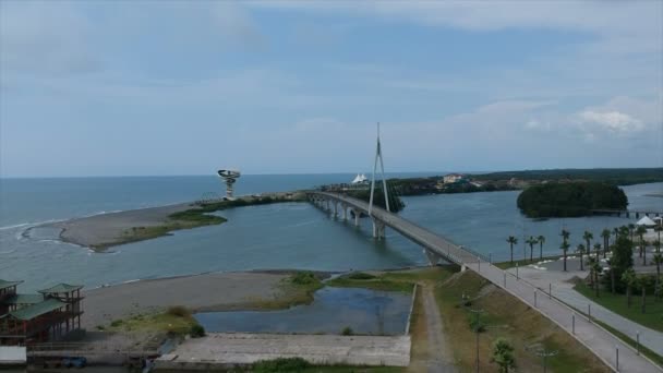 Vidéo aérienne de Beach avec un bateau et un beau pont 
