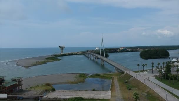 ビーチのボートと美しい橋で空撮 — ストック動画