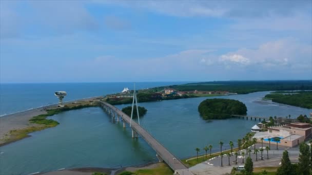 海滩的空中录影与小船和一座美丽的桥梁 — 图库视频影像