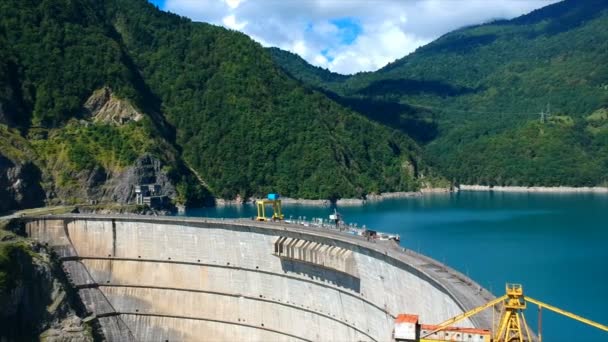 Antenn skott av ett vattenkraftverk med en dam i Georgien — Stockvideo