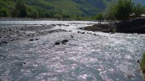 O rio de montanha mais puro — Vídeo de Stock