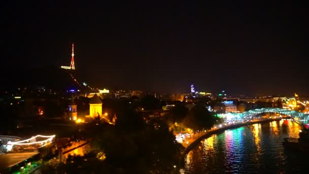 A panoráma a színes éjszakai város a sikló — Stock videók
