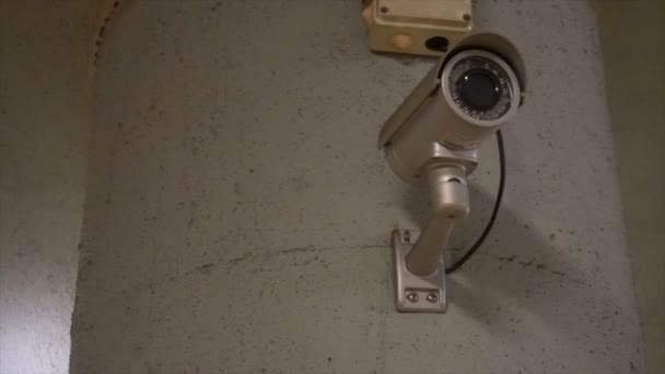 Cámara CCTV de alta tecnología en el centro comercial — Vídeo de stock