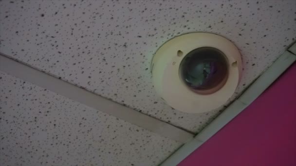 Высокотехнологичная камера наблюдения в торговом центре — стоковое видео