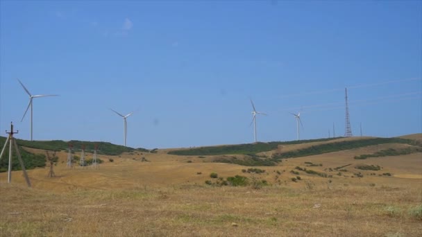 ジョージア州エネルギー生産 - クリーンで再生可能エネルギーの分野での作業の風車 — ストック動画