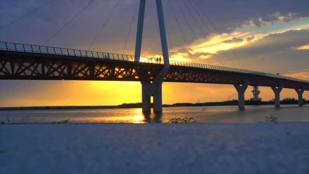 Ponte contra o belo uso do céu por do sol para fundo natural, pano de fundo e cena do mar multiúso — Vídeo de Stock