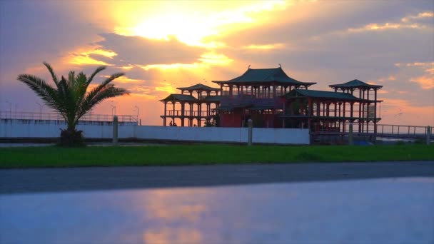 Hermoso atardecer sobre el telón de fondo de palmeras y casa china — Vídeo de stock