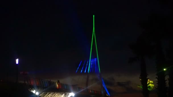 五彩的桥, 在夜晚闪烁着不同的色彩 — 图库视频影像