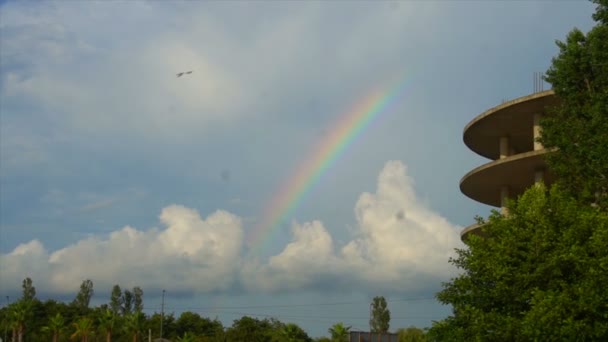 Vista aérea do arco-íris nas montanhas, voando em um arco-íris na chuva, vista aérea do arco-íris na paisagem da montanha, arco-íris nas montanhas e nuvens de montanha dramáticas após a chuva — Vídeo de Stock