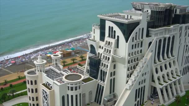 Yukarıdan görüntülemek, otelin yanındaki sahil ve palmiye ağaçları — Stok video