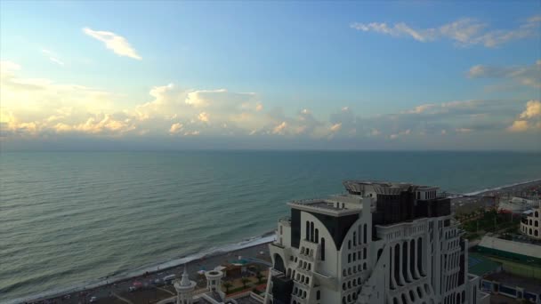 Vista dall'alto, l'hotel si trova vicino alla costa e palme — Video Stock