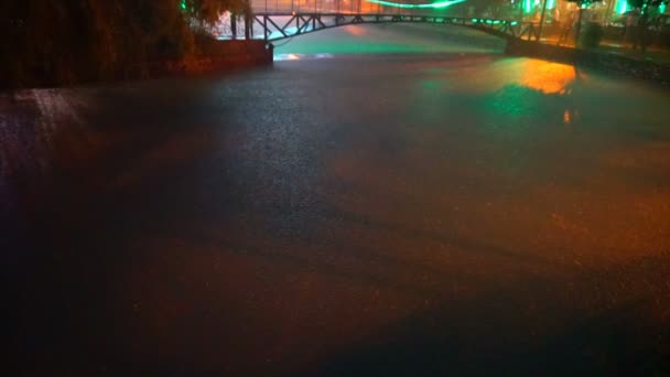 Regen auf einem Fluss gegen eine bunte Brücke — Stockvideo