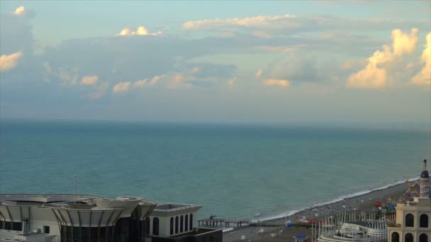Blick von oben, das Hotel liegt neben der Küste und Palmen — Stockvideo