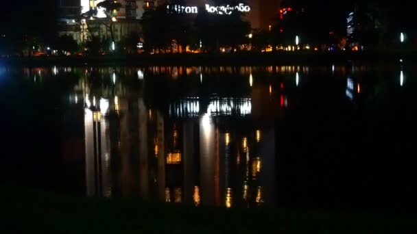 Відображення нічного міста в річковій воді — стокове відео