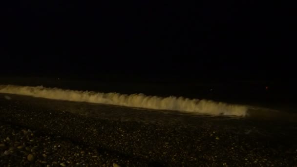 Noční vlny na pobřeží Černého moře — Stock video