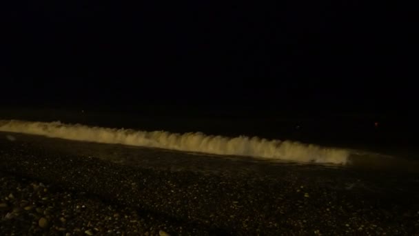 Olas nocturnas en el mar negro — Vídeos de Stock