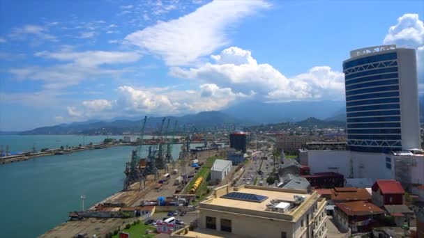 Tiro de aire, hermosa vista del puerto en el Mar Negro, palmeras y muelle — Vídeo de stock