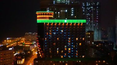 Batumi, Adjara, Georgia. Gece veya Akşam Işıkları Deniz Gezisi 'nde Modern Mimarlık Gökdelenlerle Aydınlanmış Şehir Merkezi