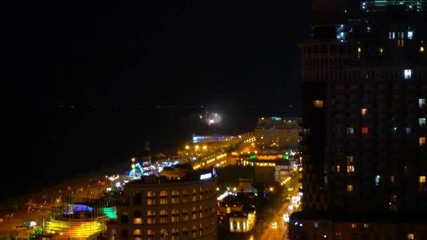 불꽃놀이 바투 미에서 밤에 도시의 항공 보기 — 비디오